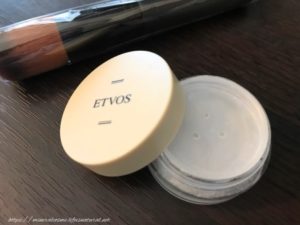 etvos(エトヴォス)ナイトミネラルファンデーション(スターターキット用)とカブキブラシ